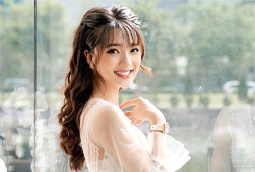 Nguyễn Ngọc Nữ (sinh năm 1994), nhận được sự chú ý của dân mạng khi lọt top 10 "Hoa hậu Hoàn vũ 2017". Sau đó, cô thường xuyên xuất hiện ở các sự kiện về thời trang và các cuộc thi sắc đẹp. Ngoài ra, 9X là mẫu look book đắt khách tại Hà Nội.