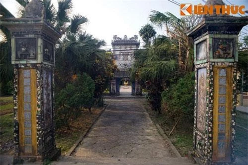 Nằm tại làng Hiền Lương, xã Phong Hiền, huyện Phong Điền, tỉnh Thừa Thiên - Huế, chùa Giác Lương được coi là một trong những ngôi chùa làng tiêu biểu nhất của xứ Huế.