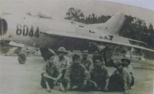 Tiêm kích J-6 số hiệu 6044 của Trung đoàn không quân 925 được cải tiến để mang 2 tên lửa không đối không K-13 năm 1974. Ảnh: Quân đội nhân dân.