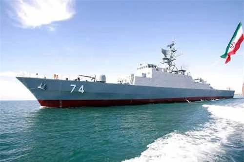 Theo những thông tin mới nhất vừa được Iran thông báo, khinh hạm Sahand lớp Miougde (Iran phân loại riêng là khu trục hạm - PV) cùng một tàu hậu cần đã được điều tới Vịnh Aden với nhiệm vụ bảo vệ, hộ tống các tàu buôn của Iran đi qua khu vực này. Nguồn ảnh: QQ.