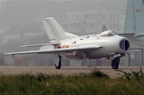 MiG-19 đã từng được sử dụng ở Liên Xô để đánh chặn các máy bay đi nhầm vào không phận của nước này. Liên Xô trước đây từng tuyên bố họ đã bắn hạ một chiếc máy bay do thám tầm xa RB-47 của Mỹ vào năm 1960 trên khu vực Bắc cực, cũng như một số máy bay quân sự khác của Mỹ trên không phận Cộng hòa Dân chủ Đức. Nguồn ảnh: Wikipedia