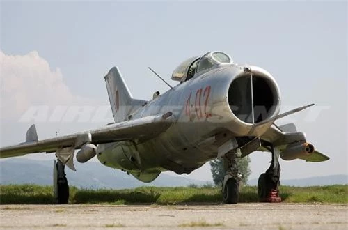 Tuy không chính thức tham gia cuộc Chiến tranh Việt Nam, nhưng bản sao của MiG-19 do Trung Quốc sản xuất mang tính J-6 đã được viện trợ cho Việt Nam đánh Mỹ. Với những “bàn tay vàng” của người phi công Việt Nam, J-6 đã thể hiện khả năng của mình khi bắn hạ cả những tiêm kích phản lực siêu thanh tối tân hơn F-4 Phantom của Mỹ. Nguồn ảnh: Wikipedia