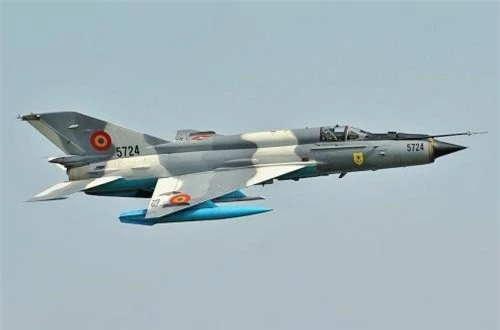 Sự thành công tiếp theo của Cục thiết kế Mikoyan là MiG-21, đây là loại máy bay chiến đấu siêu âm phổ biến nhất trên thế giới. Những chiếc máy bay tiêm kích phản MiG-21 được đưa vào sản xuất hàng loạt từ hơn 50 năm trước, và ngày nay nó vẫn còn đang được sản xuất tại Trung Quốc với một cái tên khác – J-7. Nguồn ảnh: Wikipedia