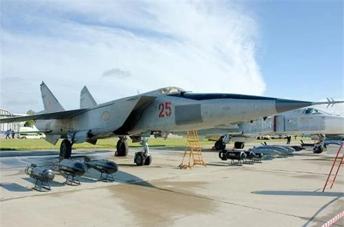 MiG-25 là thiết kế tiêm kích đánh chặn siêu thanh do Cục thiết kế Mikoyan nghiên cứu phát triển đầu những năm 1960, chính thức phục vụ năm 1970. Chiếc máy bay này được trang bị 2 động cơ tuốc bin phản lực Tumansky R-15B-300 cho tốc độ Mach 3,2, tầm bay 1.730km, trần bay 20km. Radar Smerch-A trên MiG-25 có công suất phát 600kW khiến mọi biện pháp gây nhiễu điện tử của đối phương đều vô dụng. Có thể nói, sự xuất hiện của MiG-25 thời điểm đó đã khiến cho phương Tây phải kinh sợ. Nguồn ảnh: Wikipedia