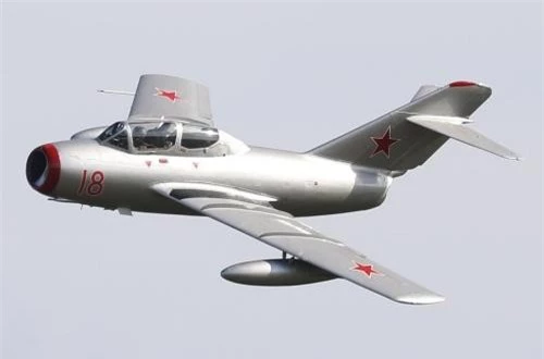 Trong đó, đáng kể nhất đầu tiên là tiêm kích động cơ phản lực MiG-15 - một trong những chiếc máy bay chiến đấu phản lực tốt nhất của Liên Xô những năm 1950. Nguồn ảnh: Wikipedia
