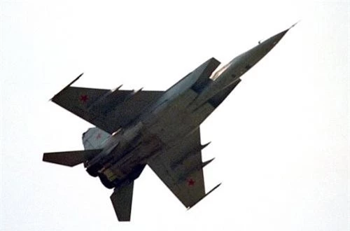 Trên cơ sở MiG-25, sau này Mikoyan đã sáng chế ra mẫu tiêm kích đánh chặn hạng nặng MiG-31 đạt tốc độ đến Mach 2,83. Đặc biệt, đây là máy bay đầu tiên trên thế giới được trang bị hệ thống radar mảng pha, cho phép nó để xác định mục tiêu trên không (bao gồm cả các mục tiêu tầm thấp) ở khoảng cách 320 km. Nguồn ảnh: Wikipedia