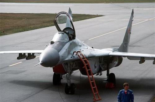 Những chiếc MiG-29 thuộc các biến thể đầu không được trang bị hệ thống điều khiển fly-by-wire tiên tiến nhưng nó rất nhanh nhẹn, thực hiện pha quay ngoặt tức thời và duy trì ổn định hoàn hảo, góc tấn lớn và sự chống chọi tuyệt vời đối với hiện tượng quay tròn. Khung máy bay có thể chịu được gia tốc lên tới 9G khi thao diễn. Nguồn ảnh: Wikipedia