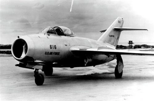 Nơi những chiếc MiG-15 thể hiện được vai trò của nó là trong Chiến tranh Triều Tiên (1950-1953), và người Mỹ hoàn toàn bất ngờ trước sự xuất hiện của những máy bay chiến đấu phản lực của Liên Xô. Những chiếc MiG-15 dễ dàng bắn hạ những chiếc F-80 của Mỹ, và người Mỹ phải bắt buộc gửi những chiếc F-86 tới tham chiến . Điều đó càng nói lên sức mạnh của những chiếc máy bay phản lực của Liên Xô trong giai đoạn đầu của Chiến tranh lạnh. Nguồn ảnh: Wikipedia