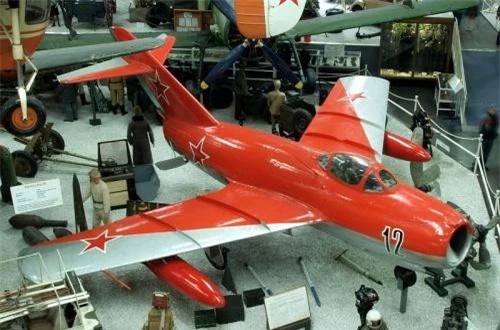  Và MiG-15 là máy bay chiến đấu phản lực được sản xuất rộng rãi nhất trên thế giới. Bên cạnh Liên Xô, nó còn được sản xuất theo giấy phép tại Ba Lan, Tiệp Khắc, và Trung Quốc. Có tất cả hơn 15.000 MiG-15 được sản xuất trên thế giới, nó từng phục vụ trong lực lượng không quân của hơn 40 nước suốt hơn nửa thế kỷ. Nguồn ảnh: Wikipedia