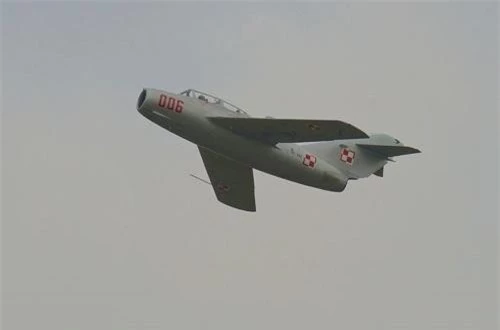 Dựa trên MiG-15, đầu những năm 1950, Liên Xô đã phát triển mẫu tiêm kích MiG-17. Trong cuộc chiến tranh Việt Nam, phi công Việt Nam lái MiG-17 đã giành chiến thắng vang dội trước một loạt tiêm kích siêu thanh của Mỹ, trong đó có cả F-4 Phantom. Nguồn ảnh: Wikipedia