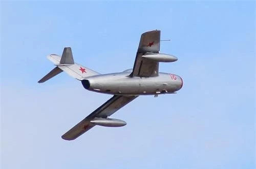  MiG-15 trang bị một động cơ Klimov VK-1 đạt tốc độ cận âm 1.076km/h, bán kính chiến đấu 400km, hỏa lực chỉ có 2 khẩu pháo 23mm và một pháo 37mm. Nguồn ảnh: Wikipedia