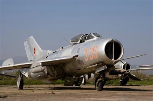 Tiếp theo là MiG-19 (NATO định danh là Farmer - Nông dân) là mẫu tiêm kích phản lực thế hệ 2 do Cục thiết kế Mikoyan phát triển từ đầu những năm 1950. Tuy trong họ MiG, nó không có được sự nổi tiếng lớn như MiG-15 hay là MiG-21 sau này. Nhưng MiG-19 đánh dấu tiến bộ kỹ thuật của máy bay Liên Xô - chiếc máy bay chiến đấu phản lực đầu tiên có khả năng "phá vỡ bức tường âm thanh" ở độ cao lớn. Nguồn ảnh: Wikipedia