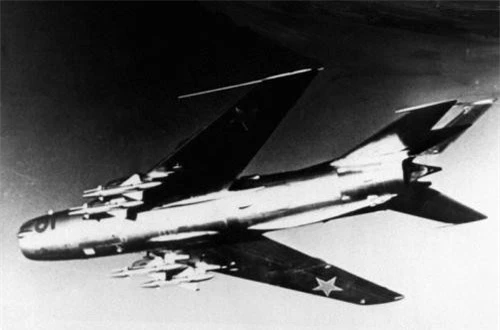  Tiêm kích đánh chặn MiG-19 trang bị 2 động cơ phản lực Tumansky RD-9B cho tốc độ 1.455km/h, tầm bay chiến đấu gần 700km, trần bay 17,5km, vận tốc leo cao 180m/s. Nguồn ảnh: Wikipedia