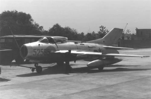 Hỏa lực của MiG-19 không quá mạnh với 3 pháo 30mm NR30 và 4 giá treo trên cánh dùng để lắp thùng dầu phụ hoặc 250kg bom hoặc rocket không điều khiển. Nguồn ảnh: Wikipedia