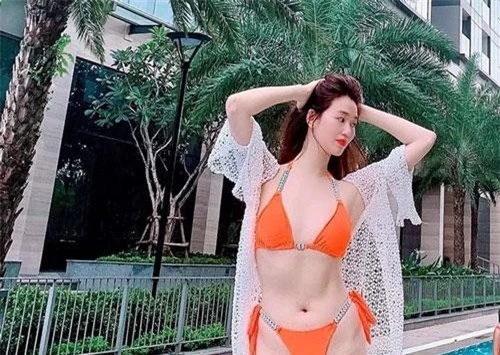  Mới đây, người đẹp Khánh My gây chú ý khi chia sẻ loạt ảnh diện bikini gợi cảm bên bể bơi. Nữ diễn viên 9X chọn thiết kế vô cùng sexy, khéo léo khoe được làn da trắng mịn, vóc dáng nuột nà.