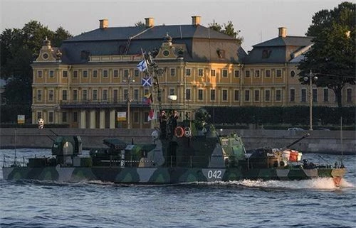 Tàu tuần tra của Hải quân Nga mang tháp pháo xe tăng bơi PT-76. Ảnh: Sputnik.