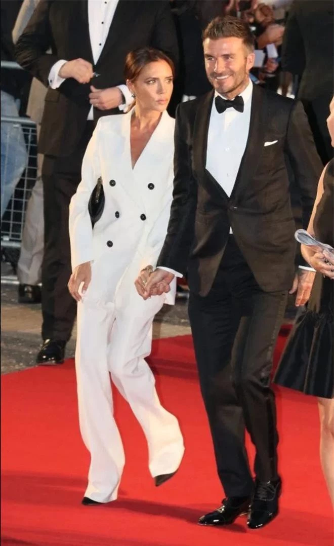 Cặp đôi David Beckham và Victoria Beckham tiến vào thảm đỏ trước sự chú ý của truyền thông