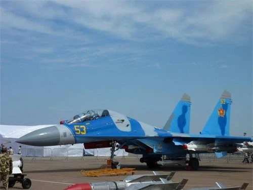 Tiêm kích Su-27UB của Không quân Kazakhstan đeo pod chỉ thị mục tiêu Lightning do Israel sản xuất. Ảnh: Không quân Kazakhstans.