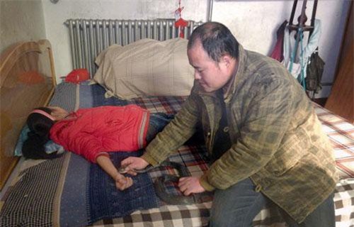 "Chuyện lạ" cho rắn hổ mang cắn con gái để chữa bệnh lạ