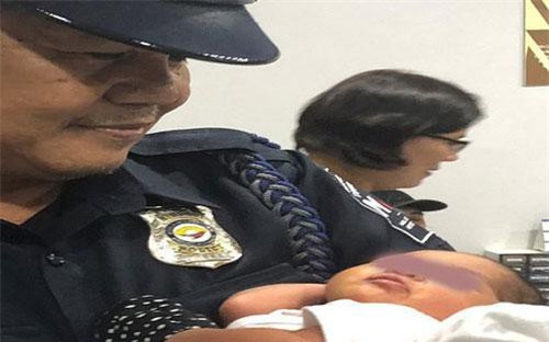 Một phụ nữ "nhét" trẻ sơ sinh 6 ngày tuổi vào hành lý xách tay để vượt biên