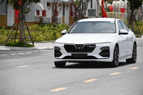 Vinfast duy trì ưu đãi về giá xe Lux và Fadil