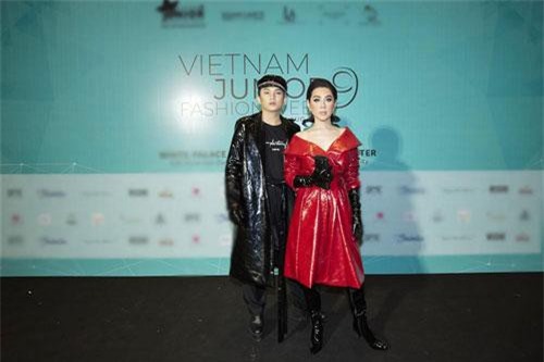 Lâm Khánh Chi gây sốc với nhan sắc đơ cứng như tượng sáp