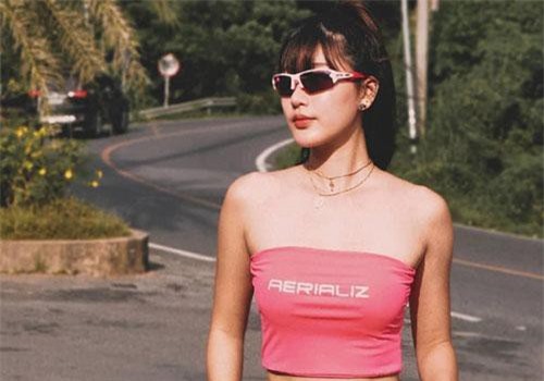 Hot girl Thái Lan thu hút nhờ diện đồ như bước ra từ thập niên 90