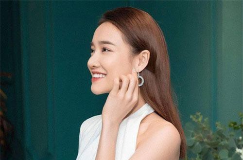 Nhã Phương diện đầm cắt xẻ táo bạo, khoe body nhưng lại bị lộ cơ thể kém săn chắc