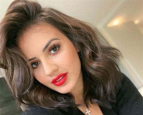 Nữ cầu thủ đẹp như thiên thần treo giày vì ngôi sao của Liverpool