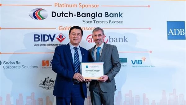 Ông Trần Hoài Nam – Phó Tổng Giám đốc, đại diện HDBank nhận giải “Green Deal Award” tại Singapore