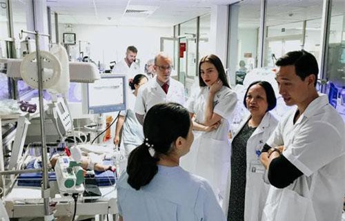 Hồ Ngọc Hà đi từ thiện vẫn bị chỉ trích vì lý do khó ngờ