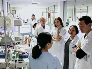Hồ Ngọc Hà đi từ thiện vẫn bị chỉ trích vì lý do khó ngờ