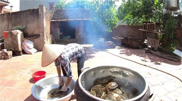 Ăn mừng tháng lương đầu tiên, bà Tân đãi dàn cháu mâm cua hấp sả siêu to khổng lồ, mong một lần được làm cháu bà - Ảnh 2.