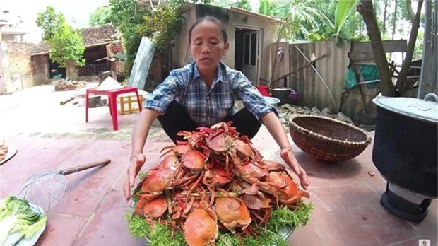 Ăn mừng tháng lương đầu tiên, bà Tân đãi dàn cháu mâm cua hấp sả siêu to khổng lồ, mong một lần được làm cháu bà - Ảnh 4.