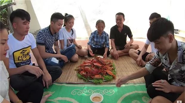 Ăn mừng tháng lương đầu tiên, bà Tân đãi dàn cháu mâm cua hấp sả siêu to khổng lồ, mong một lần được làm cháu bà - Ảnh 5.