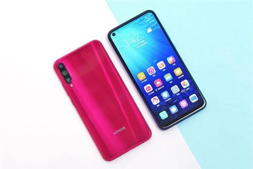 “Trái tim” của Honor Play 3 là chip Hisilicon Kirin 710F lõi 8 với xung nhịp cao nhất 2,2 GHz, GPU MP4-G51. RAM 4 GB/ROM 64 GB, RAM 4 GB/ROM 128 GB hoặc RAM 6 GB/ROM 64 GB, có khay cắm thẻ microSD với dung lượng tối đa 512 GB. Hệ điều hành Android 9.0 Pie, được tùy biến trên giao diện EMUI 9.1.