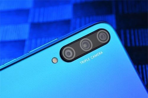 Honor Play 3 sở hữu 3 camera sau. Cảm biến chính 48 MP, khẩu độ f/1.8 cho khả năng lấy nét theo pha. Cảm biến thứ hai 8 MP, f/2.4 với ống kính góc rộng 120 độ. Cảm biến thứ ba 2 MP, f/2.4 cho khả năng chụp ảnh xóa phông. Bộ ba này được trang bị đèn flash LED, quay video Full HD. 