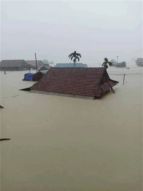 Hình ảnh ngập lụt kinh hoàng ở rốn lũ miền Trung - Ảnh 2.