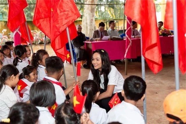 Hoa hậu H’hen Niê đi xe máy về trường cấp 1 tham dự lễ khai giảng - 4