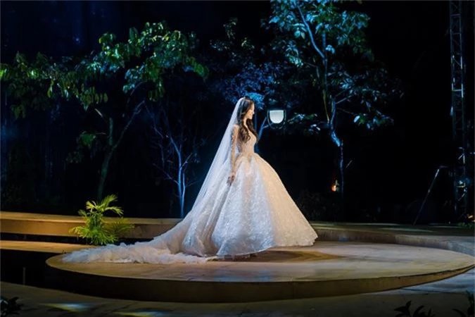 Phần lúp cưới và đuôi váy dài tôn nét thướt tha cho Lương Thùy Linh.