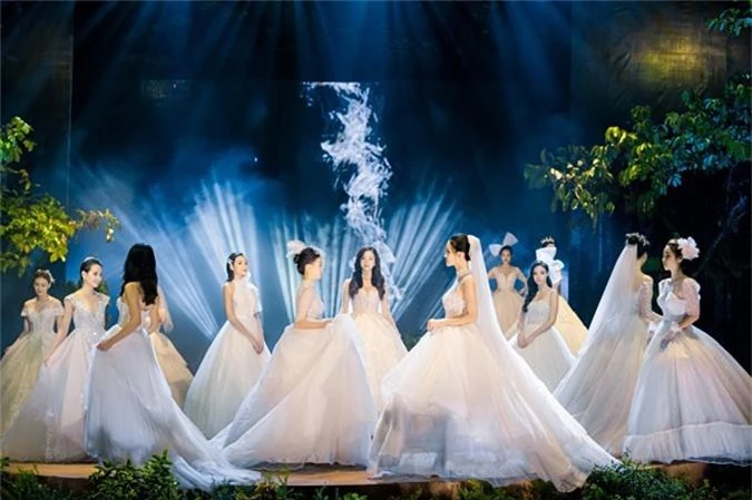 Lấy cảm hứng từ Công chúa Thiên Nga - bức tranh sơn dầu nổi tiếng của danh họa người Nga Mikhail Vrubel, các NTK đã tạo nên bộ sưu tập váy cưới dành riêng cho các nàng dâu yêu vẻ đẹp ngọt ngào, nữ tính.