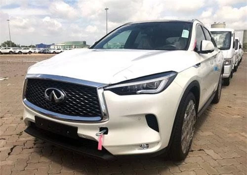 Infiniti QX50 mới cập cảng, chuẩn bị đến tay khách hàng.