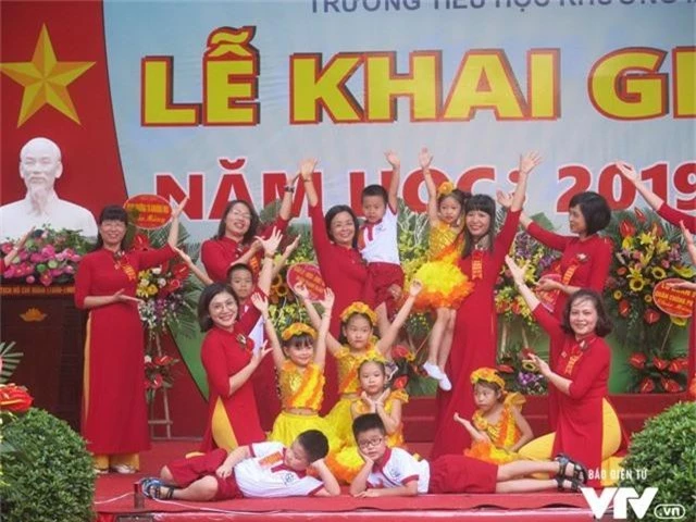 Muôn vàn biểu cảm của học sinh lớp 1 trong ngày khai giảng năm học 2019 - 2020 - Ảnh 11.