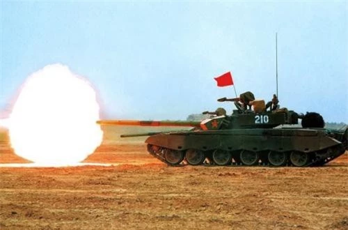 Xe tăng Type 99 là thành quả to lớn của Trung Quốc trong lĩnh vực vũ khí thiết giáp lục quân. Tính năng tác chiến của nó đã đạt trình độ tăng chủ lực hàng đầu thế giới. Type 99 được trang bị một pháo nòng trơn 125mm chế tạo dựa trên khẩu pháo trang bị cho xe tăng T-72M1 Nga. Nó sử dụng loại đạn đạn pháo xuyên giáp cao tốc mới có thể bay với tốc độ 1.780 m/s, tăng khả năng xuyên giáp lên tới 850mm. Loại đạn pháo xuyên giáp này giúp cho hỏa lực của nó mạnh hơn 30% khi so sánh với pháo Rheinmetall 120mm trên xe tăng Leopard 2 của Đức và M1A1 của Mỹ. Ảnh: Wikipedia