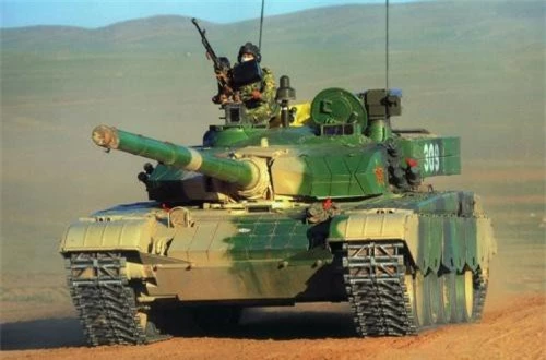Đáng chú ý, xe tăng Type 99 còn được trang bị vũ khí lade có thể dùng để phá hủy khí tài ngắm bắn bệ phóng tên lửa chống tăng và thậm chí là làm mù kíp lái xe tăng địch. Ảnh: Wikipedia
