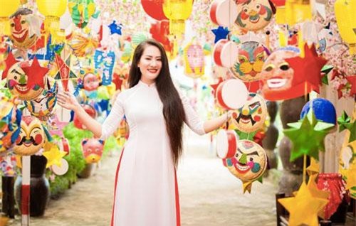 Lẳng lơ trên phim là thế nhưng Minh Cúc "Về nhà đi con" lại đằm thắm bất ngờ khi diện áo dài truyền thống