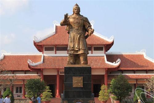 Tượng đài tưởng nhớ vua Quang Trung.
