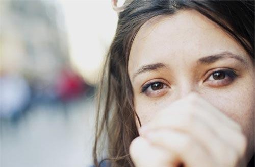 Mẹ dẫn bạn trai về giới thiệu, chị em tôi chưa kịp mừng đã bị sốc toàn tập khi chú ấy nhoẻn miệng cười