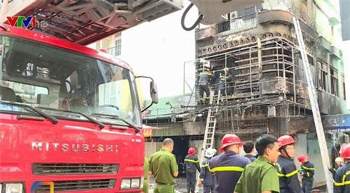 Giải cứu người phụ nữ mang thai kẹt trong đám cháy ở quận 5, TP.HCM