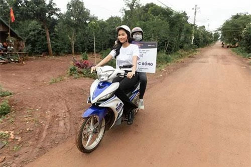 Hoa hậu H'hen Niê gây bất ngờ khi tự mình lái xe máy khi về trường.